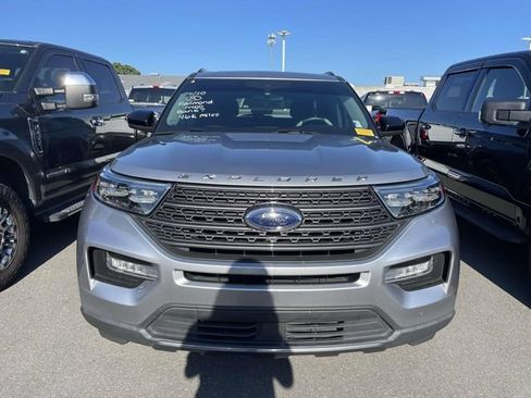 Used 2023 Ford Explorer XLT w/ Equipment Group 202A RWD image 2