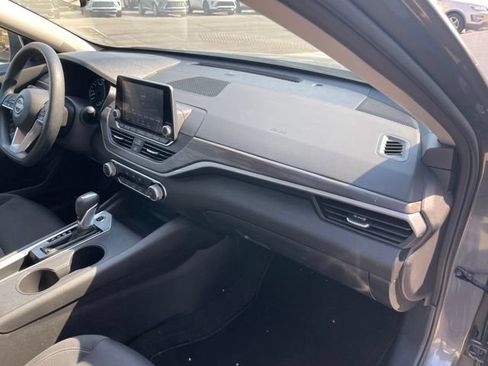 Used 2025 Nissan Altima 2.5 SV FWD image 17
