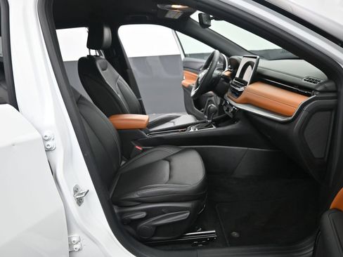 Used 2025 Jeep Compass Limited image 18