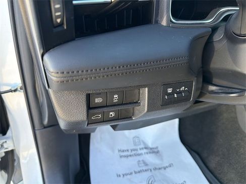 Used 2022 Toyota Avalon XSE image 11