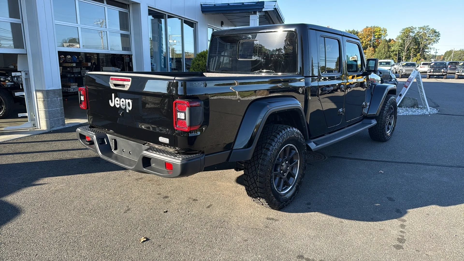 Used 2023 Jeep Gladiator Overland w/ LED Lighting Group AWD/4WD image 12