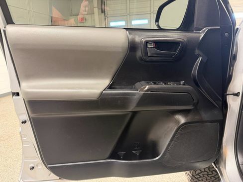 Used 2022 Toyota Tacoma SR5 AWD/4WD image 12