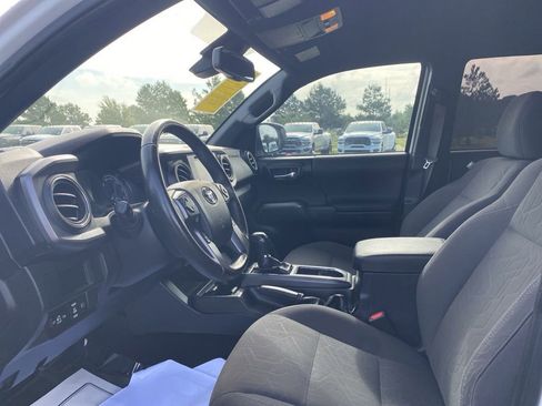 Used 2019 Toyota Tacoma TRD Sport AWD/4WD image 12