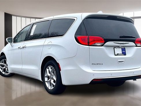 Used 2019 Chrysler Pacifica Touring Plus w/ Tire & Wheel Group image 4
