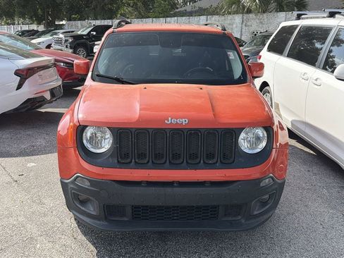 Used 2017 Jeep Renegade Latitude FWD image 2