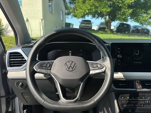 Used 2025 Volkswagen Taos SE w/ Panoramic Sunroof Package AWD/4WD image 14