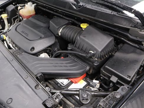 Used 2022 Chrysler Pacifica Touring-L w/ Uconnect Theater Family Group FWD image 14