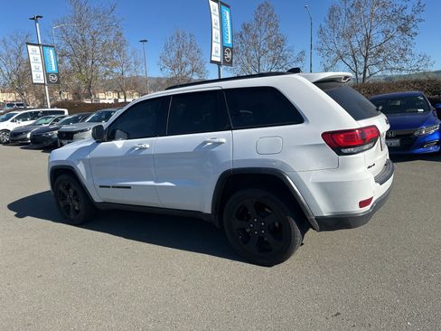 Used 2019 Jeep Grand Cherokee Laredo image 4