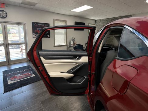 Used 2019 Honda Accord LX image 12