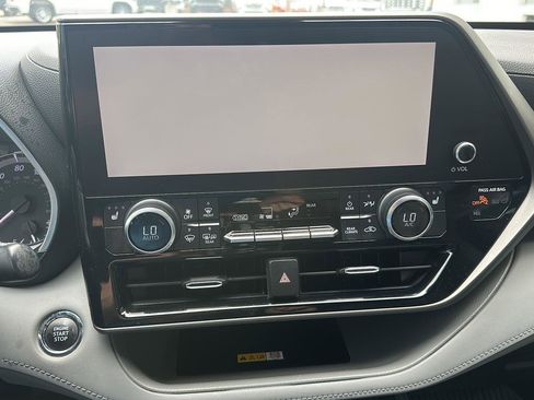 Used 2023 Toyota Highlander XLE FWD image 23