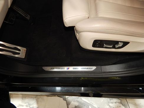 Used 2021 BMW X5 xDrive40i w/ M Sport Package AWD/4WD image 14