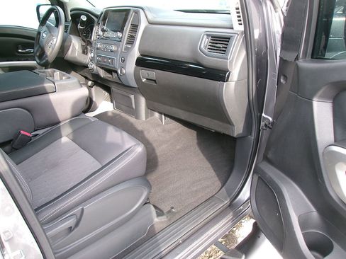 Used 2022 Nissan Titan SV image 11