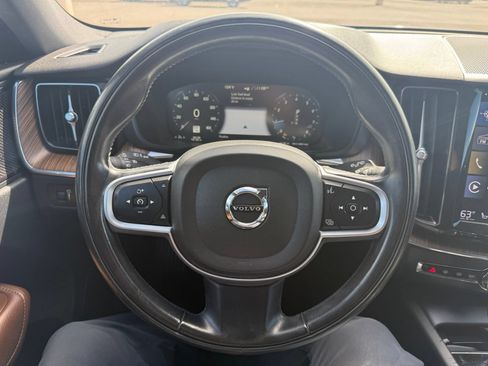 Used 2021 Volvo XC60 T5 Momentum FWD image 18