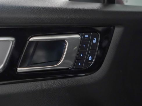 Certified 2023 Porsche Cayenne Platinum Edition image 22