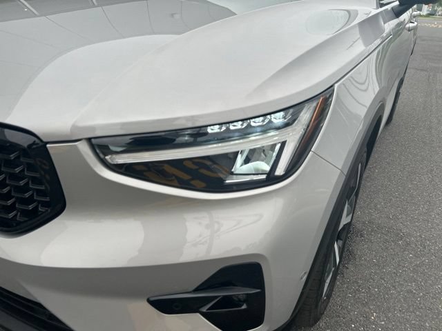 Certified 2025 Volvo XC40 B5 Plus AWD/4WD image 8