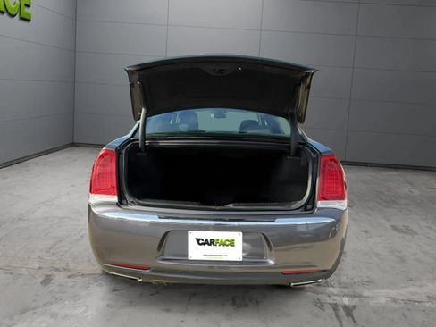 Used 2019 Chrysler 300 Touring RWD image 4