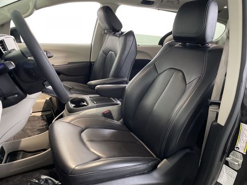 Used 2023 Chrysler Pacifica Touring-L image 12