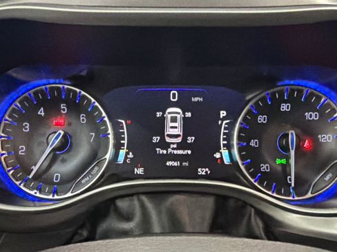 Used 2024 Chrysler Pacifica Touring-L image 25