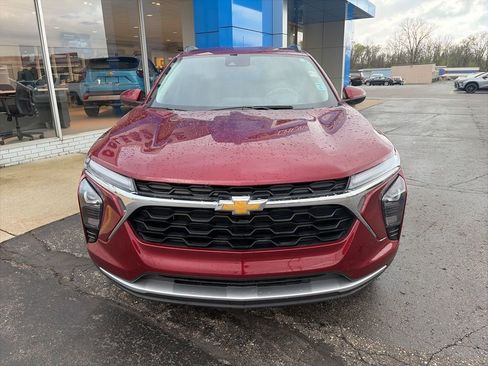 Used 2025 Chevrolet Trax LT FWD image 4