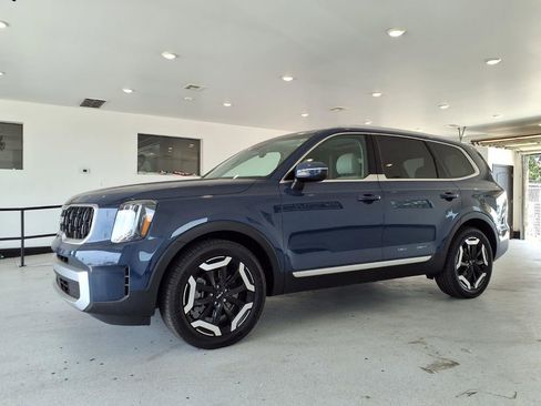 Used 2023 Kia Telluride EX w/ EX Captain's Chair Package FWD image 2