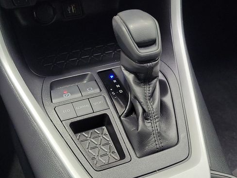 Certified 2025 Toyota RAV4 XLE FWD image 31
