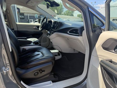 Used 2022 Chrysler Pacifica Touring-L w/ Uconnect Theater Family Group FWD image 10