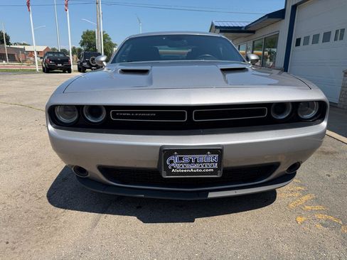 Used 2015 Dodge Challenger SXT w/ Driver Convenience Group RWD image 8