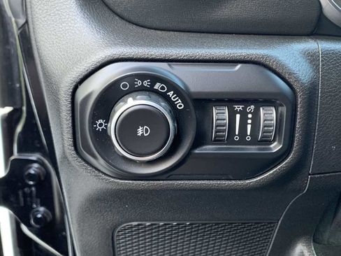 Used 2019 Jeep Wrangler Unlimited Sahara image 28