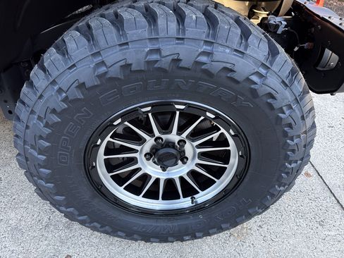 New 2025 Jeep Gladiator Sport image 28