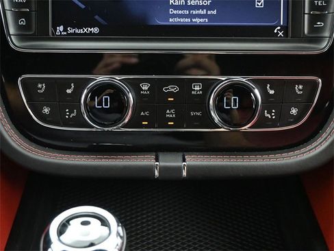 Used 2018 Bentley Bentayga image 50