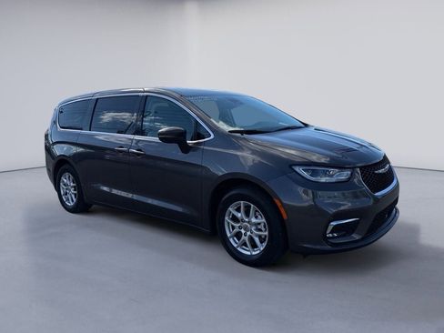 Used 2023 Chrysler Pacifica Touring-L FWD image 7