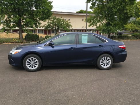 Used 2015 Toyota Camry LE FWD image 3