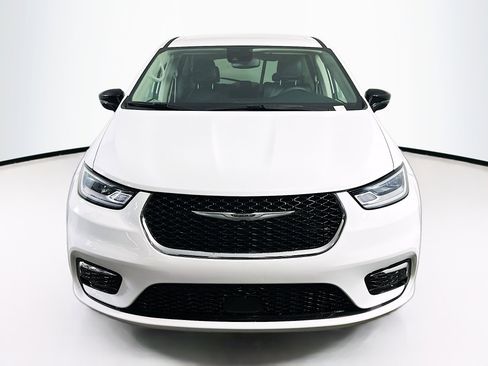 Used 2024 Chrysler Pacifica Touring-L image 2