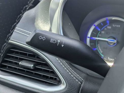 Used 2020 Chrysler Pacifica Limited w/ Advanced Safetytec Group FWD image 26