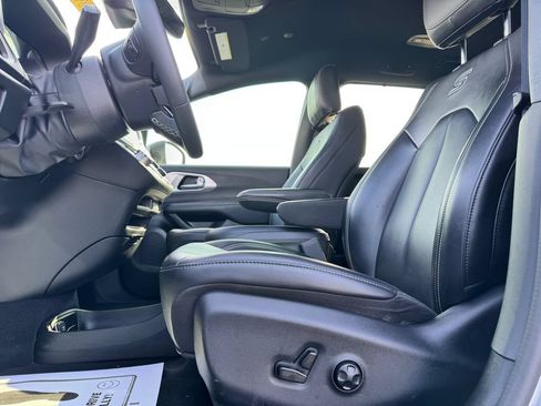 Used 2023 Chrysler Pacifica Touring-L w/ S Appearance Package AWD/4WD image 19
