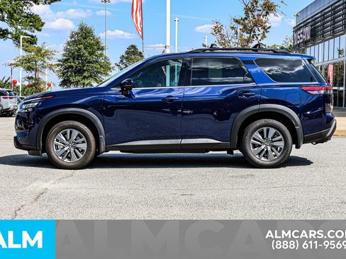 Used 2024 Nissan Pathfinder SV w/ SV Premium Package image 9