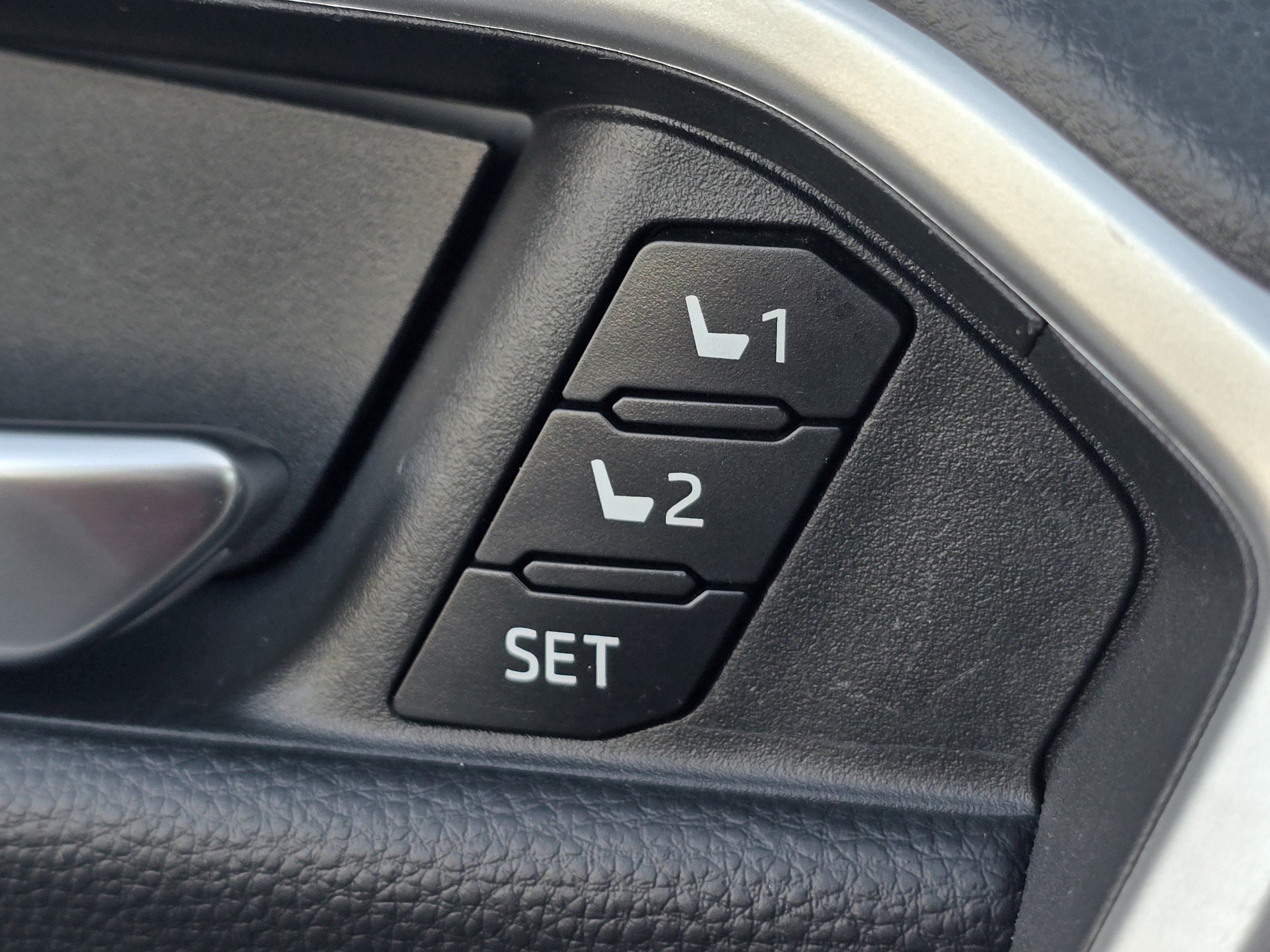 Used 2023 Toyota RAV4 Limited AWD/4WD image 22