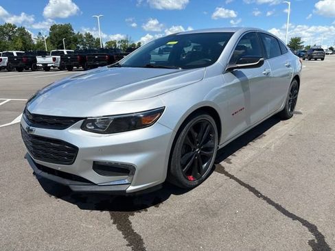 Used 2018 Chevrolet Malibu LT w/ Leather Package FWD image 2