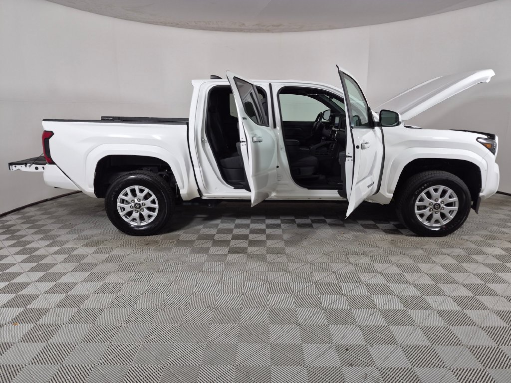 Used 2025 Toyota Tacoma SR5 AWD/4WD image 9