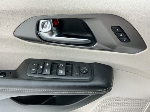 Used 2022 Chrysler Pacifica Touring-L FWD image 34