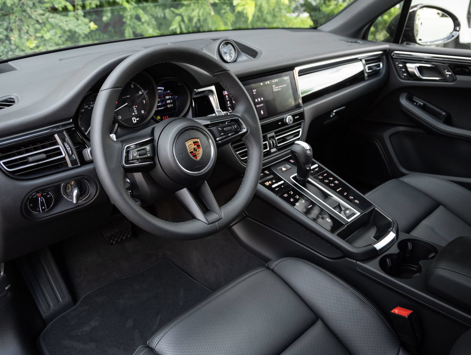 Certified 2026 Porsche Macan AWD/4WD image 4