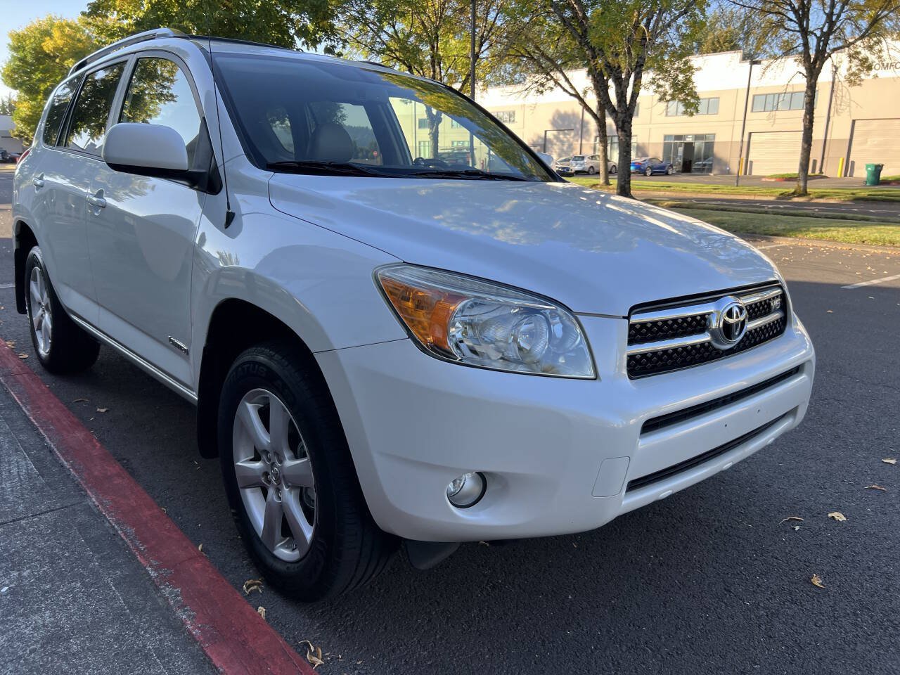 Used 2008 Toyota RAV4 Limited AWD/4WD image 2