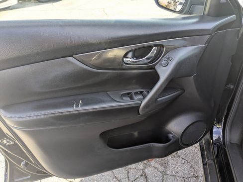 Used 2017 Nissan Rogue SV image 14