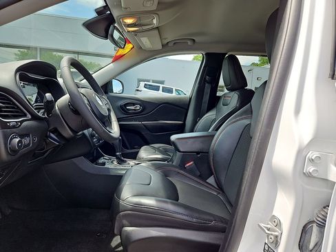 Used 2022 Jeep Cherokee Trailhawk w/ Comfort/Convenience Group AWD/4WD image 14