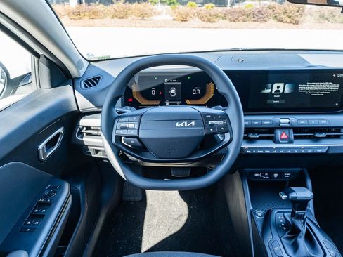New 2026 Kia K4 LXS FWD image 17
