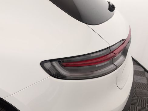 Certified 2025 Porsche Macan image 15