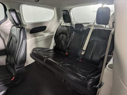 Used 2024 Chrysler Pacifica Touring-L image 17