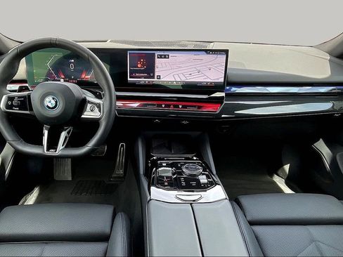 Used 2025 BMW 550e xDrive w/ Premium Package AWD/4WD image 7