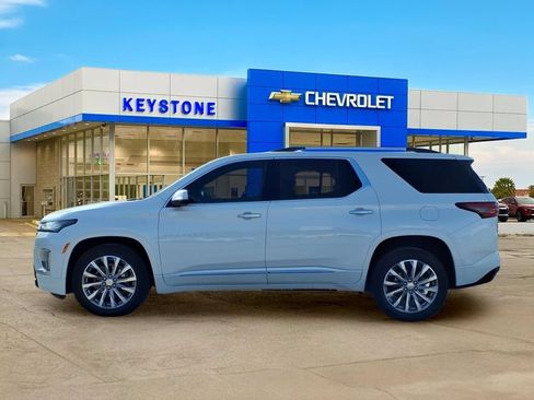 Used 2023 Chevrolet Traverse Premier FWD image 4