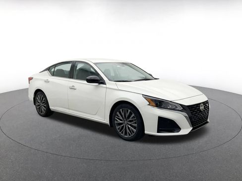 Used 2025 Nissan Altima 2.5 SV FWD image 3